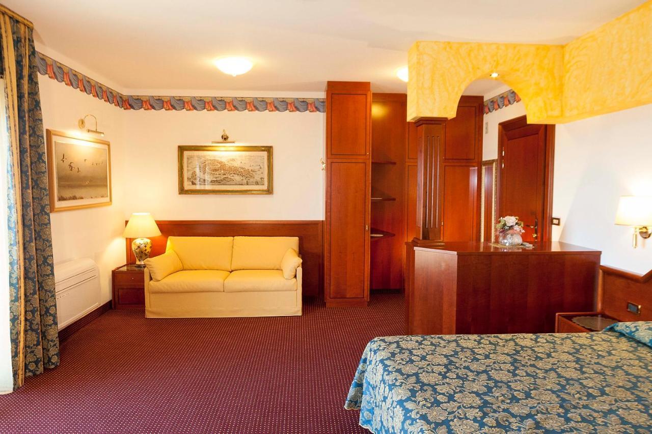 Hotel Napoleon 4*